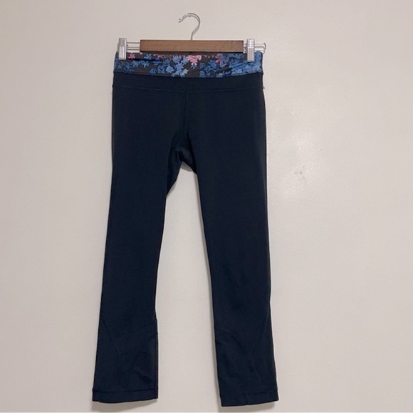 Lululemon Cropped Leggings with Blue Floral Band - Size 4 - Picture 1 of 5